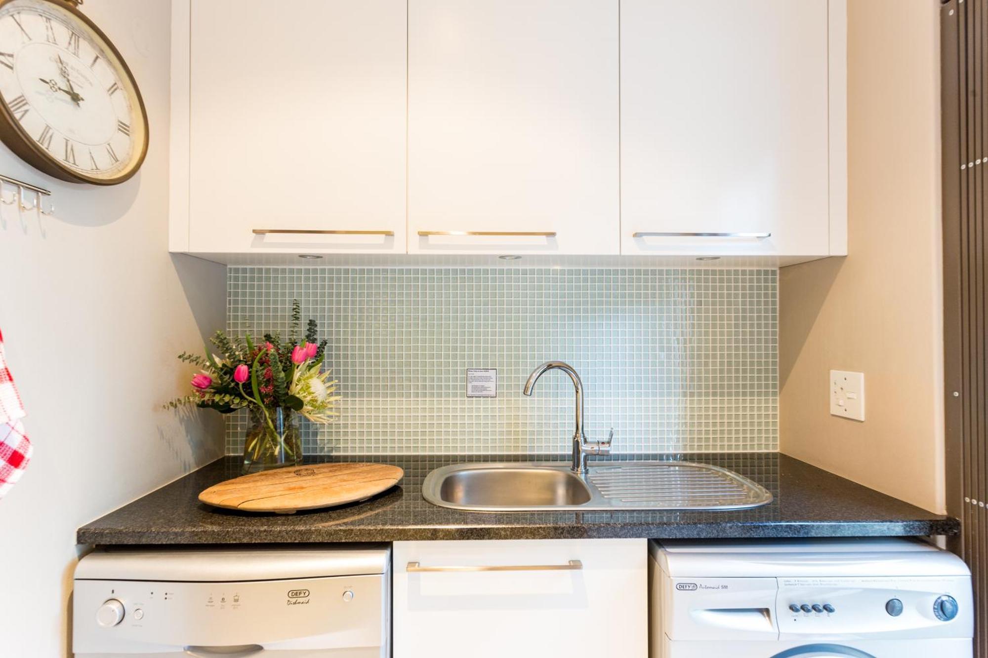 Lägenhet på 99 m² i Stellenbosch Central, med 2 sovrum och 2 badrum  Exteriör bild
