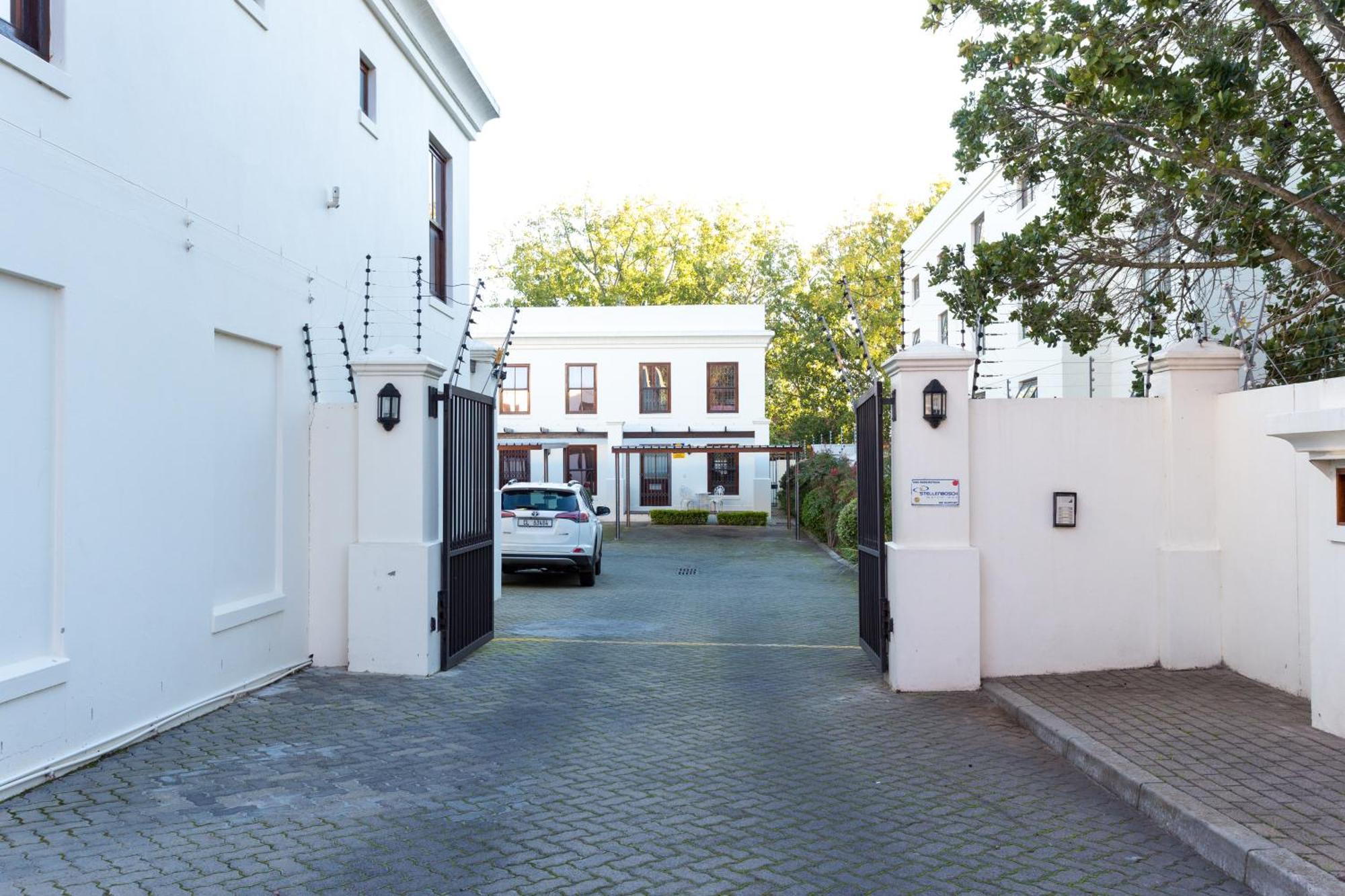 Lägenhet på 99 m² i Stellenbosch Central, med 2 sovrum och 2 badrum  Exteriör bild
